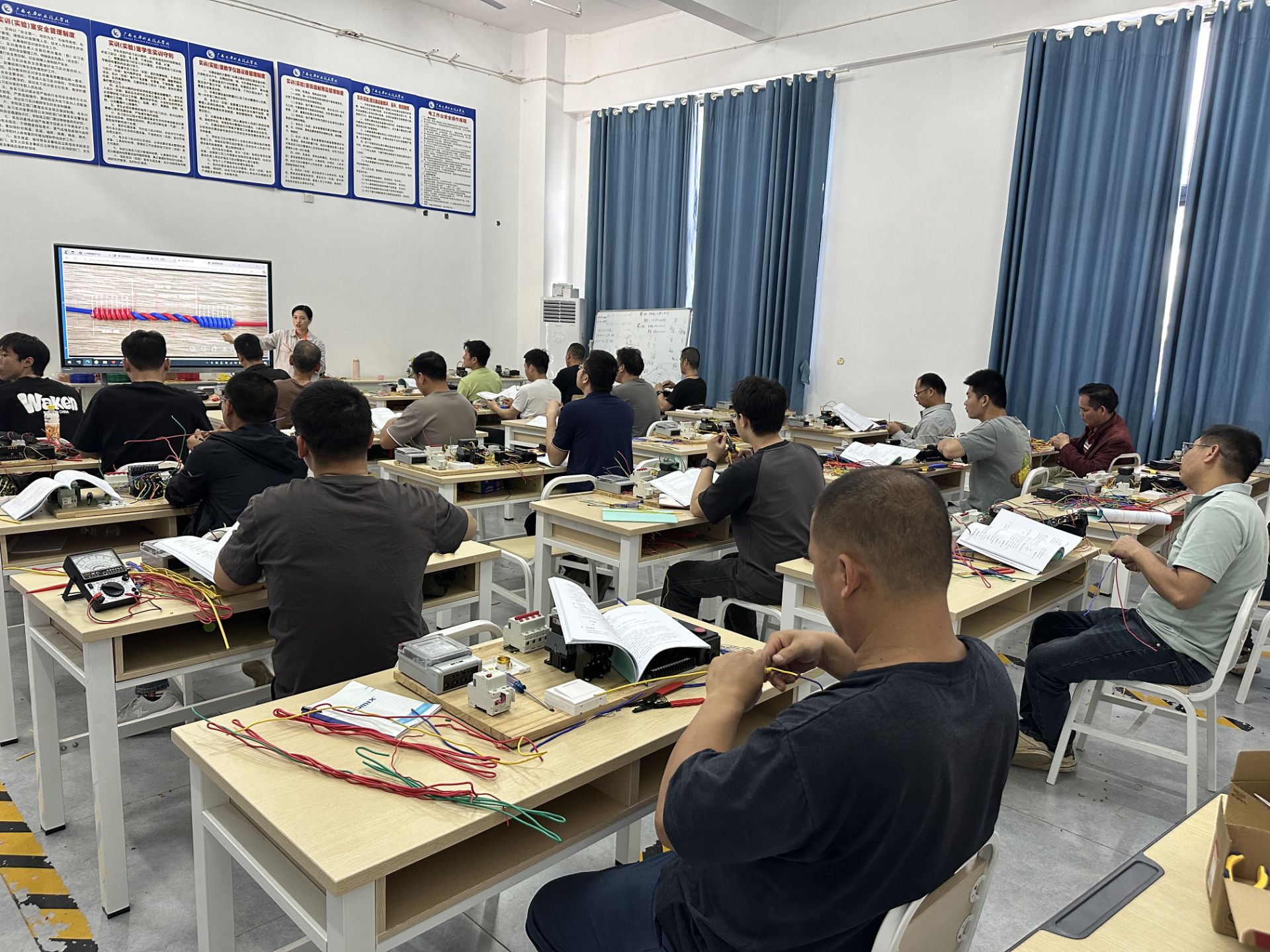 廣西電力職業(yè)技術(shù)學(xué)院電力工程學(xué)院教工黨支部 開(kāi)展專項(xiàng)技能培訓(xùn) 助力職業(yè)技能提升